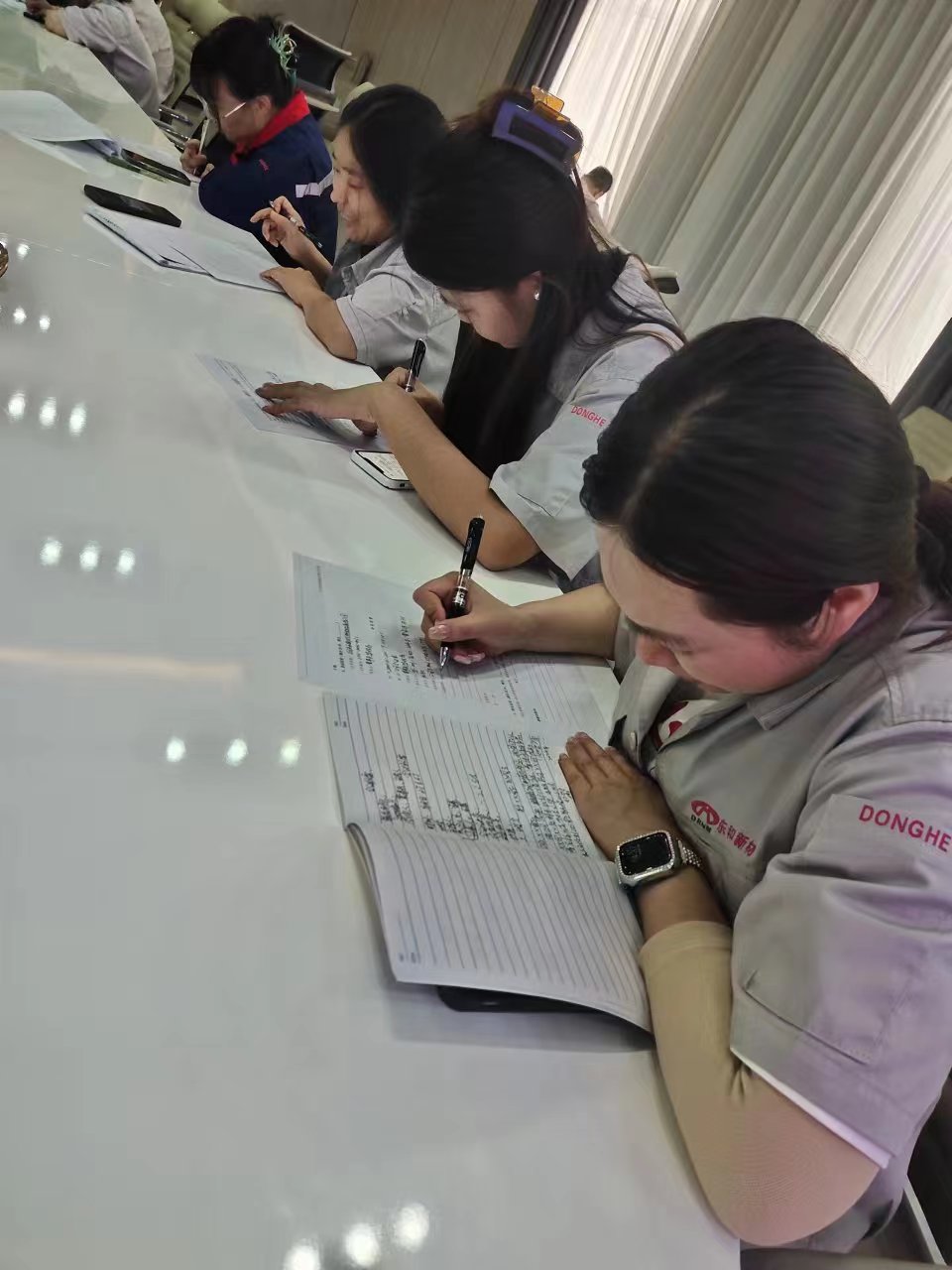 6、現(xiàn)場(chǎng)測(cè)評(píng)環(huán)節(jié)參訓(xùn)人員認(rèn)真答卷.jpg